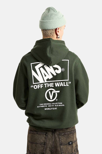 Groene sweater met kap van Vans “Off The Wall”, met witte logo-opdruk op de rug, gedragen met een gebreide muts en donkere jeans.
