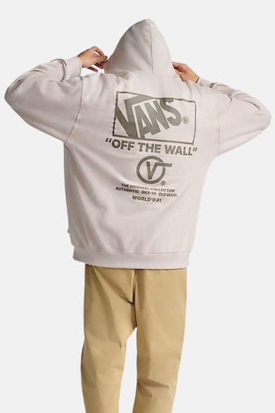Pull-over beige avec casquette VANS "OFF THE WALL", imprimé graphique sur le dos et pantalon kaki.