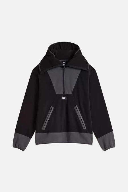 Zwarte fleece van Vans, met grijze accenten op de kraag, rits, zakken en manchetten.

