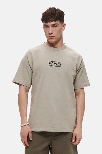 Beige T-shirt met korte mouwen van Vans, met logo op de borst en gedragen met een kralenarmband.
