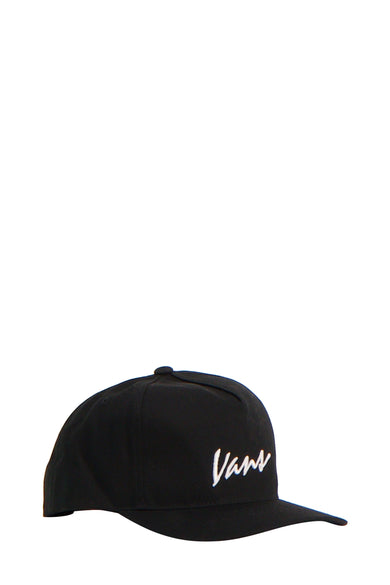 Zwarte pet van Vans, met geborduurde logo op de voorkant.
