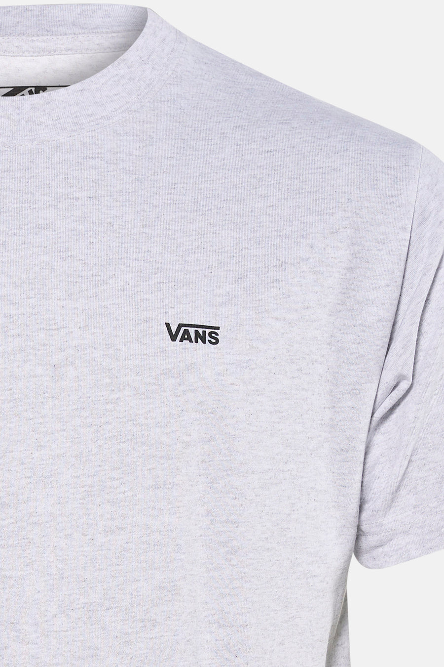 T-shirt gris de Vans, à manches courtes et avec un petit logo noir sur la poitrine.