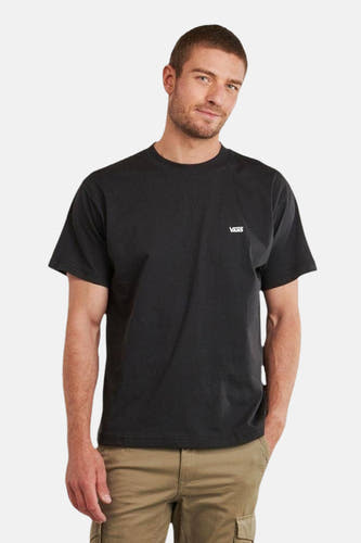 Zwart T-shirt met korte mouwen van Vans, gedragen door een man met een kaki cargobroek.
