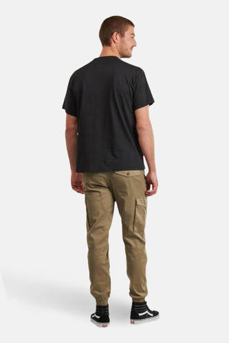 Zwart T-shirt met korte mouwen van VANS “OFF THE WALL”, gezien van achter met kaki broek en zwarte schoenen.
