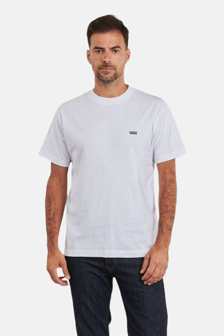 Wit T-shirt met korte mouwen van VANS, gedragen met een donkere jeans.
