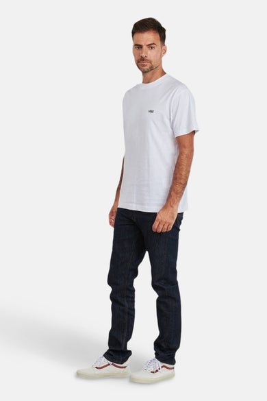 Wit T-shirt met korte mouwen van VANS “OFF THE WALL”, gedragen met donkere jeans en lage sneakers.