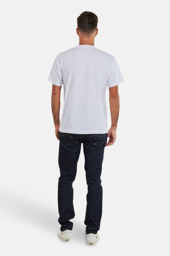 Wit T-shirt met korte mouwen van VANS “OFF THE WALL”, achterkant gezien, met donkere jeans en witte schoenen.

