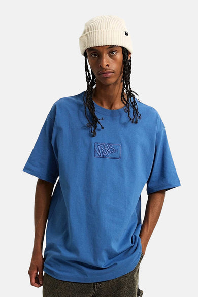 T-shirt bleu à manches courtes de VANS "OFF THE WALL", avec un logo brodé sur la poitrine, porté avec une casquette blanche.