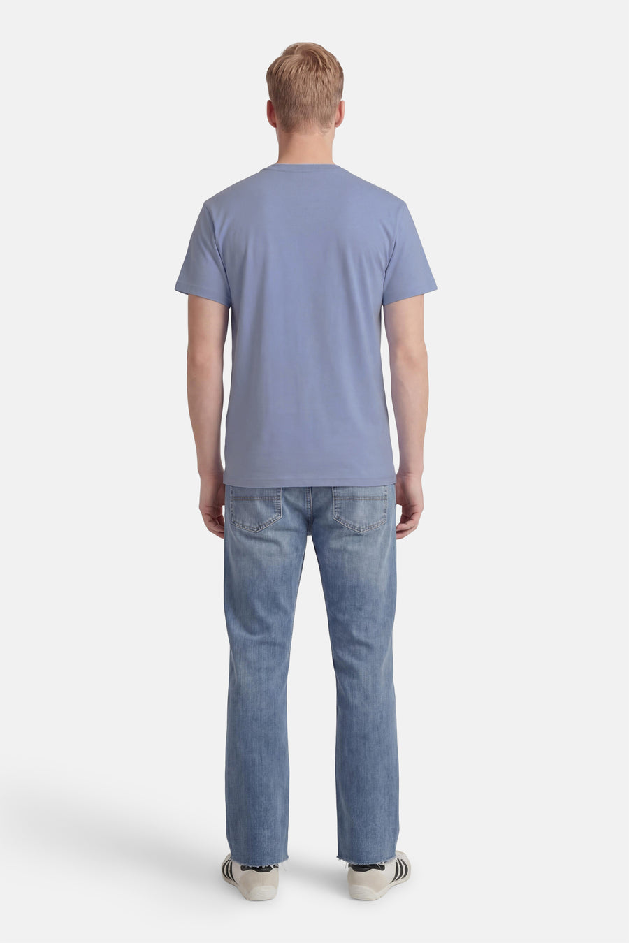Blauw T-shirt met korte mouwen van VANS “OFF THE WALL”, gezien van achteren met jeans en sneakers.