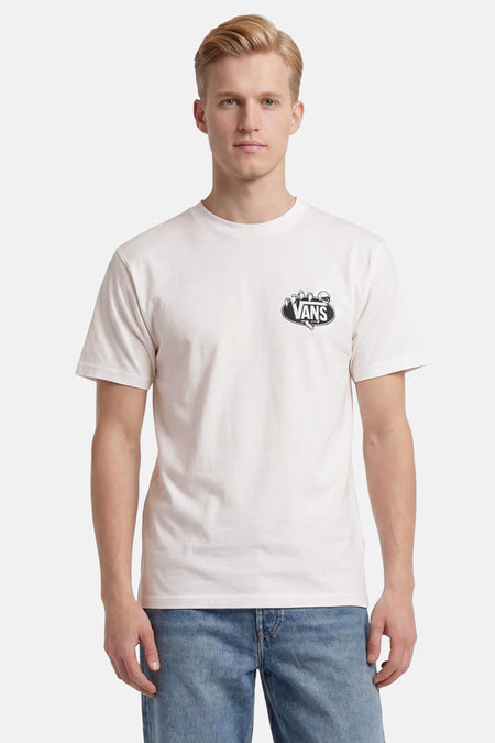 Wit T-shirt van Vans met zwart ovaal logo van skeletachtige handen op de borst, gedragen door een man in jeans.