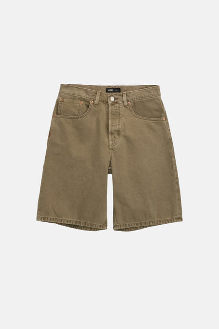 Short en jean de couleur vert olive VANS "OFF THE WALL" à cinq poches, fermeture à boutons et surpiqûres contrastées.