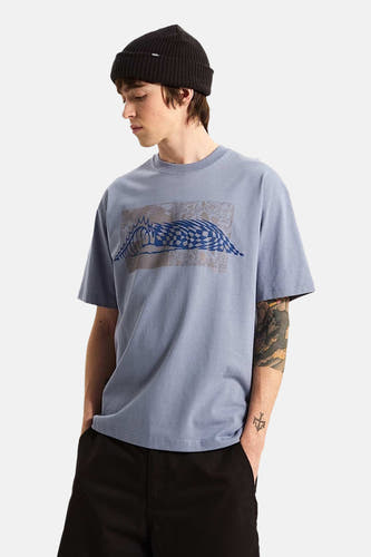 Blauw T-shirt van VANS “OFF THE WALL” met een grafische print op de borst, gedragen met een zwarte beanie en zwarte broek.

