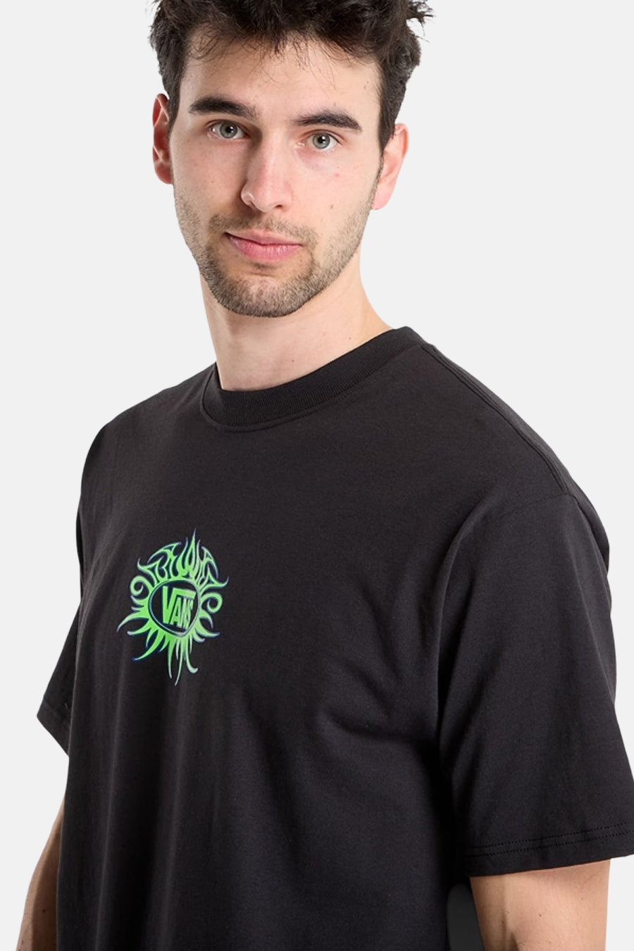 Zwart T-shirt van VANS “OFF THE WALL” met een groene grafische print op de borst.