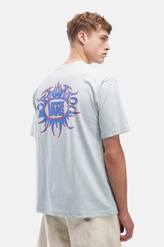 Blauw T-shirt van VANS “OFF THE WALL”, met korte mouwen en een grafische print op de rug.
