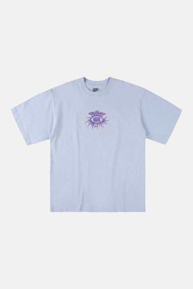 T-shirt bleu VANS "OFF THE WALL" avec un motif de logo coloré centré sur la poitrine.