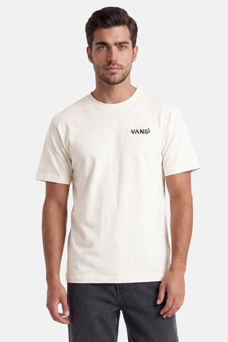 Ecru T-shirt van VANS met een klein zwart logo op de linkerborst, gedragen door een man.