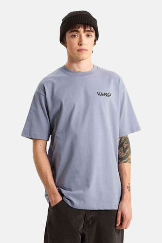 Blauwe korte mouwen t-shirt van VANS met klein logo op borst, gedragen met zwarte beanie en donkere broek, front view.