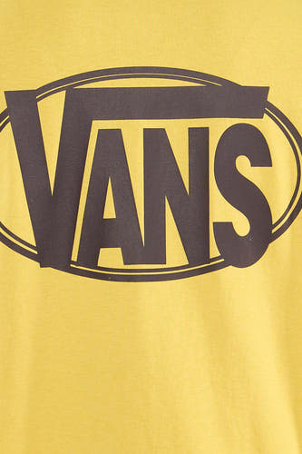 Geel T-shirt van Vans, met een ovaal logo op de borst.
