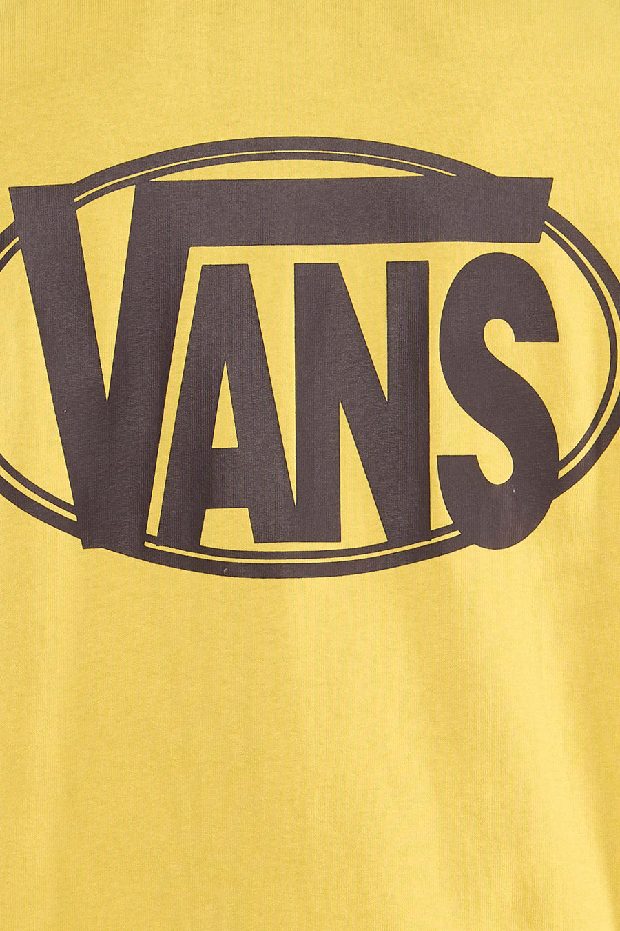 Geel T-shirt van Vans, met een ovaal logo op de borst.
