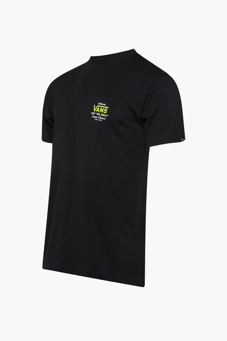 Zwart T-shirt van VANS “OFF THE WALL”, met een kleine groene logo-opdruk op de borst.