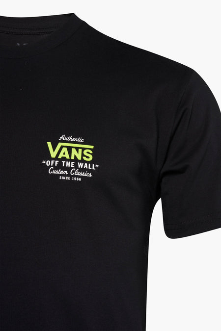 Zwart T-shirt van VANS “OFF THE WALL” met printlogo, gezien in close-up shot.