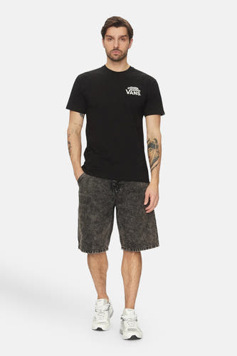 Short de denim noir V Vans, avec un effet effeté et porté avec un T-shirt noir.