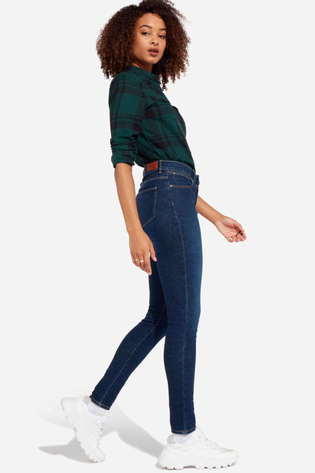 Denim skinny jeans van Wrangler®, met een donkerblauwe wassing en een klassieke vijf-pocket styling.
