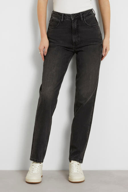 Grijze mom jeans van Guess, met hoge taille en casual schoenen.
