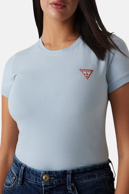 Blauw T-shirt met korte mouwen van Guess, met een klein rood logoprint op de borst.
