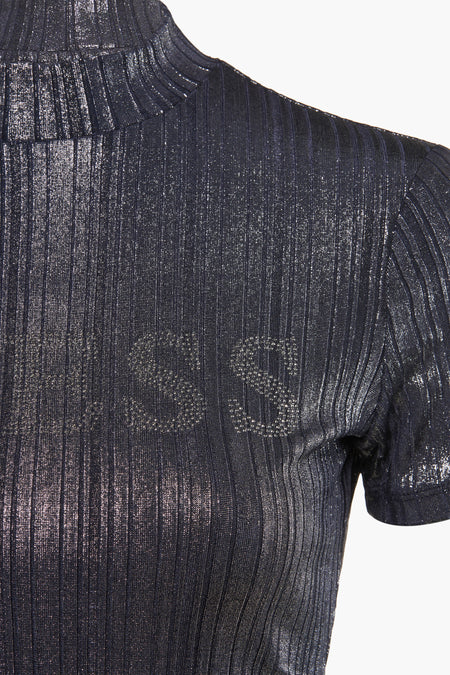 Blauwe ribbel t-shirt van Guess® met glinsterende textuur en borduurwerk op borst, close-up voorzijde