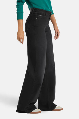 Zwarte wide jeans van Guess® met een denim textuur en wijde pijpen.