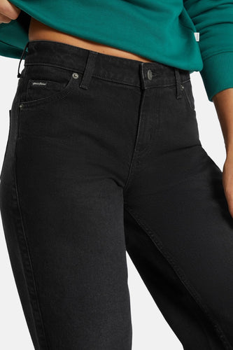 Zwarte wijde jeans van Guess, cropped close-up