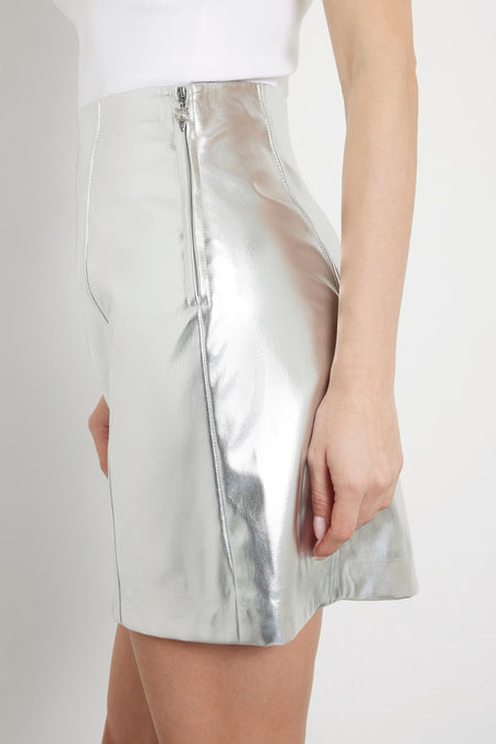 Jupe courte taille haute argentée de Guess® avec finition métallique brillante, fermeture éclair latérale, vue latérale.
