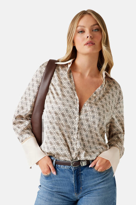 Chemise beige à longues manches de Guess, avec un imprimé logo sur toute la surface et des poignets blancs.