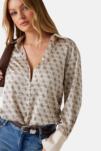 Chemise beige à longues manches de Guess, avec imprimé logo intégral et une ceinture brune.