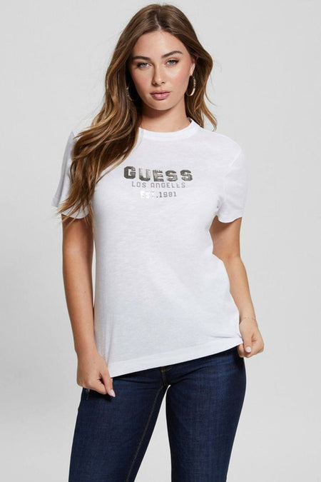 Wit T-shirt met korte mouwen van Guess® met "GUESS LOS ANGELES EST. 1981" print, gedragen door model in donkerblauwe jeans.