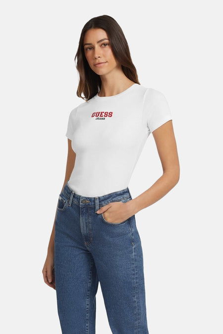 Wit T-shirt van Guess, gedragen met blauwe jeans, in een casual stijl.
