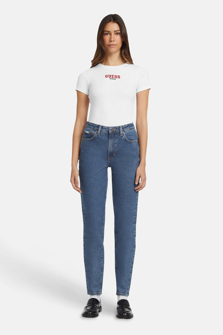 Wit T-shirt met korte mouwen van Guess® met rode logo-opdruk op de borst.