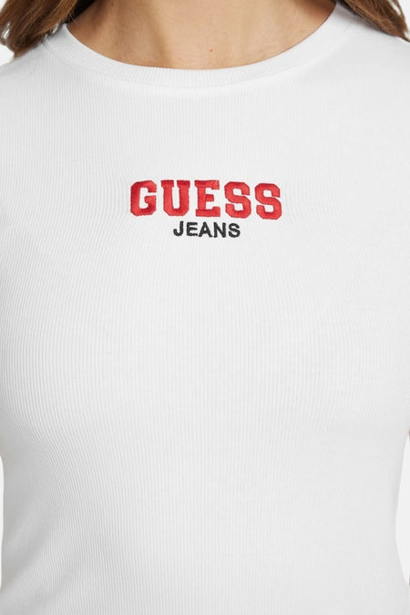 Wit T-shirt van Guess, met rode letters en zwarte tekst.
