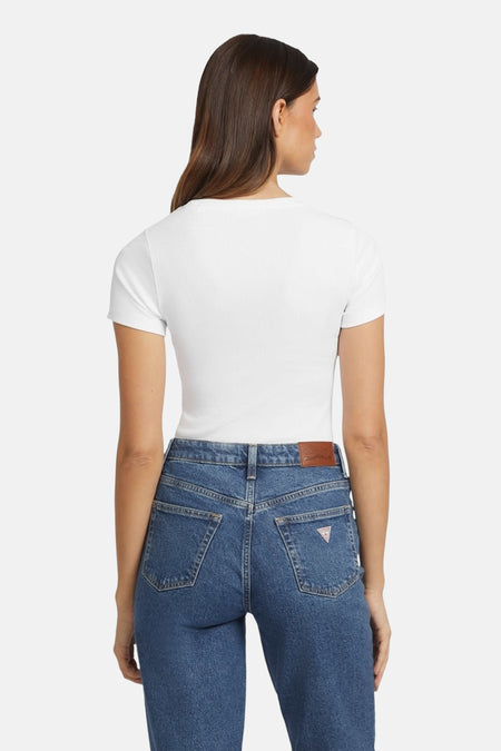 Wit T-shirt met korte mouwen van Guess, achterkant gezien, gecombineerd met blauwe jeans.
