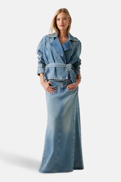Lichtblauwe denim jeansjas van Guess, met riem en lange denim rok.

