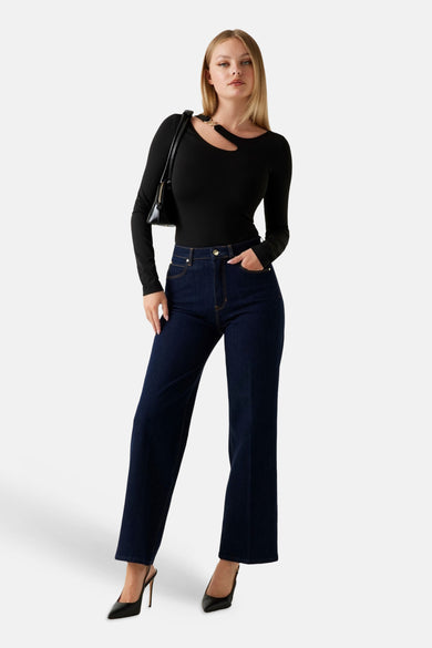 T-shirt noir à manches longues de Guess, avec une encolure ronde et une découpe devant.