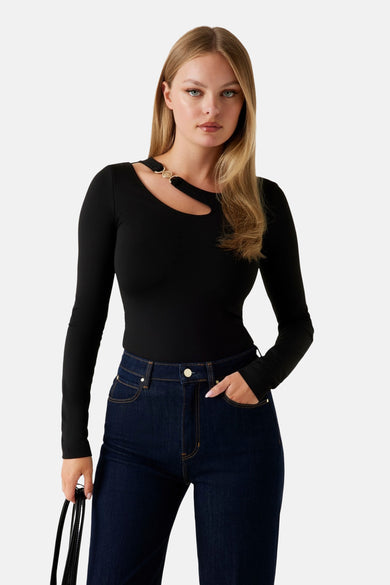 T-shirt noir à longues manches de Guess, orné d'un détail cut-out avec des accents dorés.