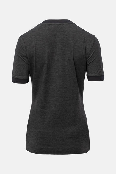 T-shirt gris à manches courtes de Guess, tissu uni avec des bordures et une partie arrière sombres.
