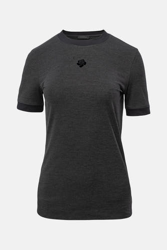 T-shirt gris à manches courtes de Guess, avec des pierres de strass et des roses.