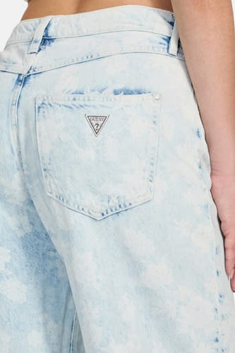 Wijde jeans van lichtblauw denim van Guess, met bloempatroon en achterzak.
