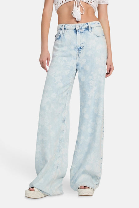 Wijde jeans van lichtblauw denim van Guess, met een all-over bloemenprint en wijde pijpen.