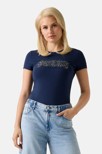 T-shirt bleu à manches courtes de Guess, avec logo strass sur le devant, à combiner avec un jean clair.