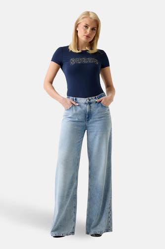 T-shirt bleu à manches courtes de Guess, avec un imprimé texte élégant sur la poitrine.