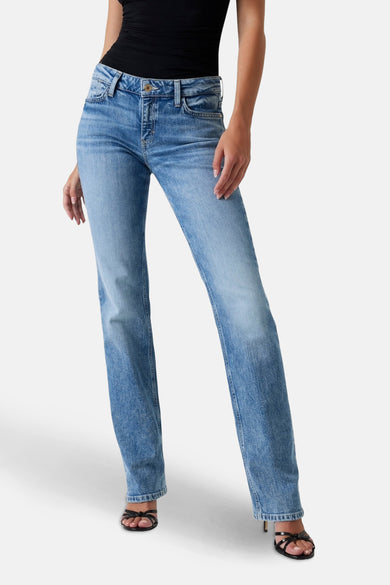Jeans straight van lichtblauw denim van Guess, met een lichte wassing en gestyled met zwarte sandalen.
